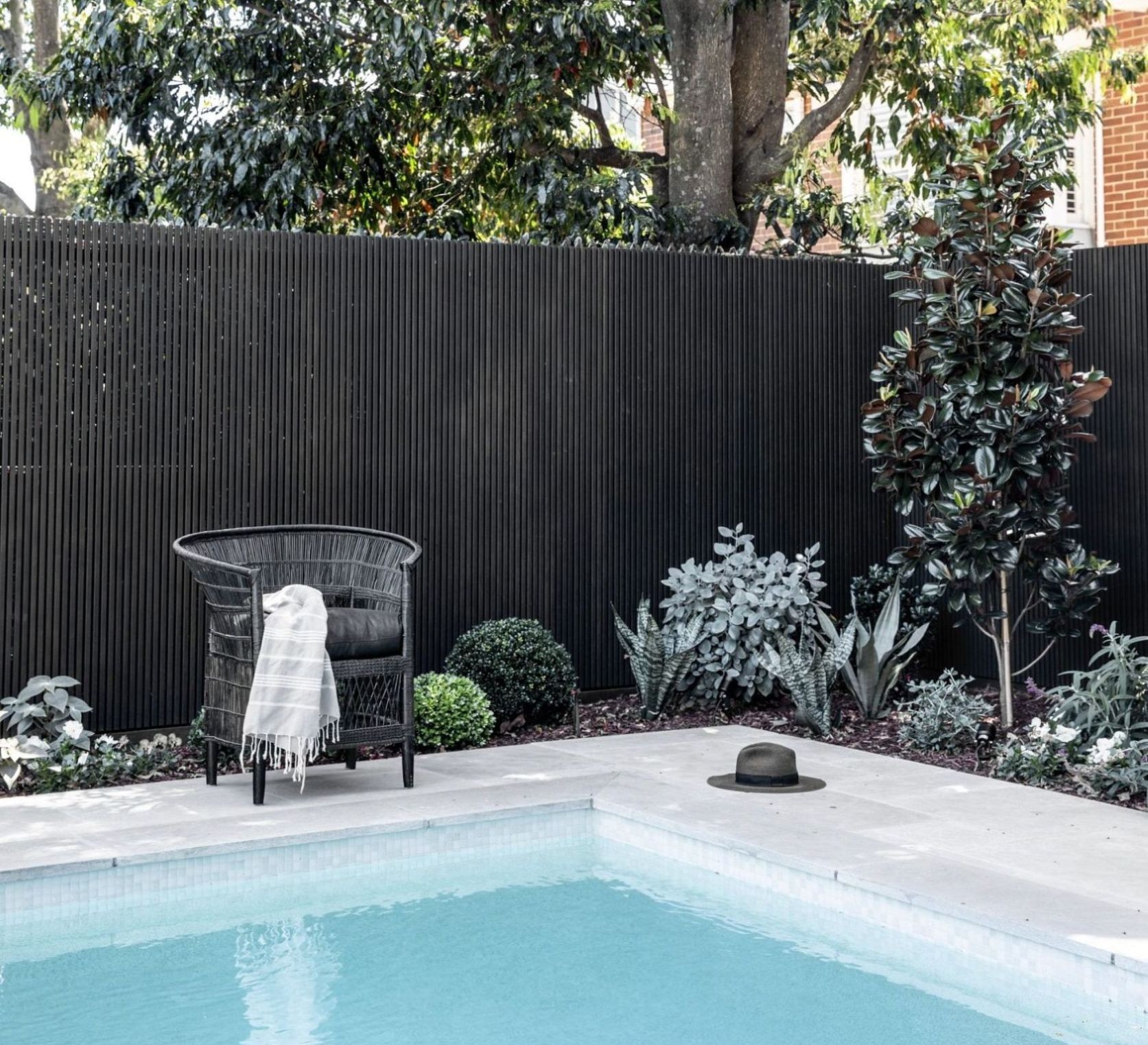 Black_Boundary_Fence_Engineered_Bamboo_Screening_Torquay_in_black_Bradleys_head_by_Living_Lot_pht_by_Louise_wellington_05 (1)